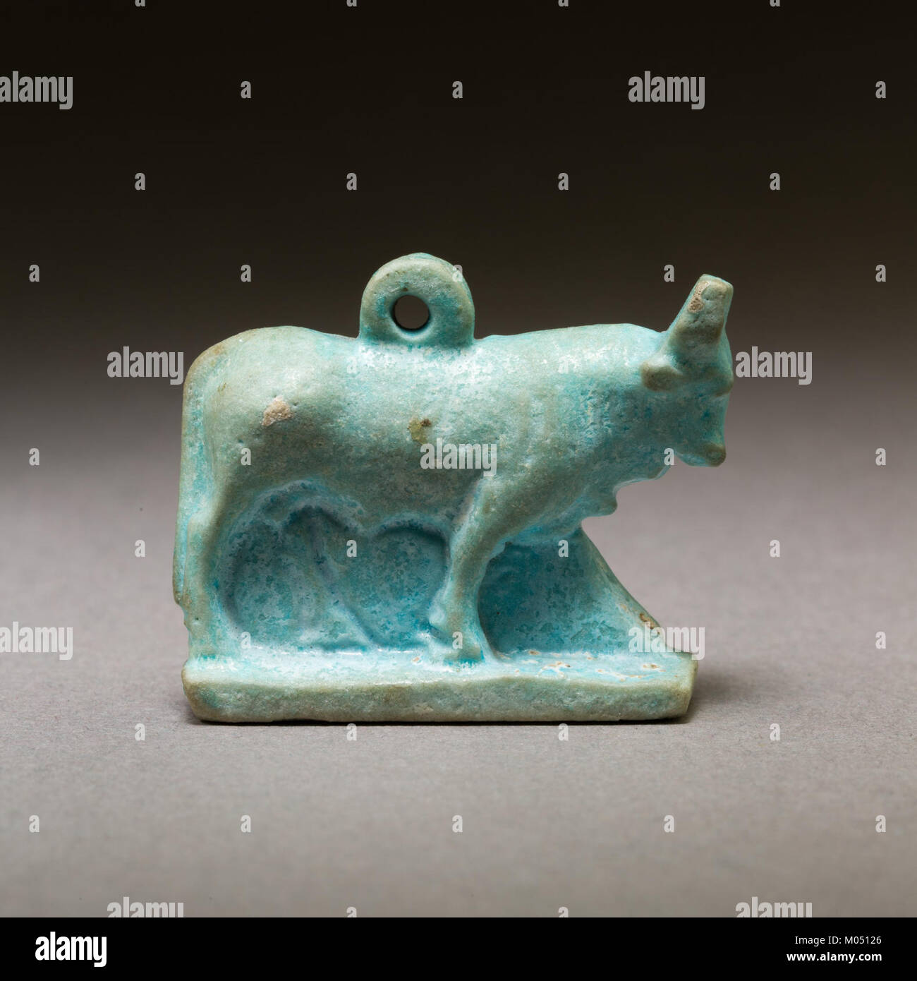 Cette amulette en forme de taureau, cataloguée sous le nom MET LC-44 4 27 EGDP023431, est un artefact notable des cultures anciennes. Il reflète les pratiques artistiques et culturelles de l’époque, symbolisant force, fertilité et protection. Banque D'Images