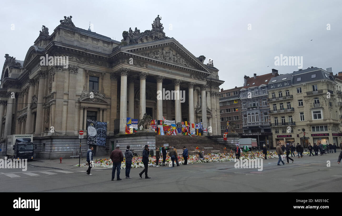 Cette image capture le quartier de Beurs à Bruxelles après les tragiques attentats terroristes du 22 mars 2016. La photographie reflète les conséquences des attaques et la résilience de la ville face à un tel événement. Il met en lumière le processus de relèvement et l’impact durable sur la communauté, illustrant un moment de deuil et de solidarité. Banque D'Images