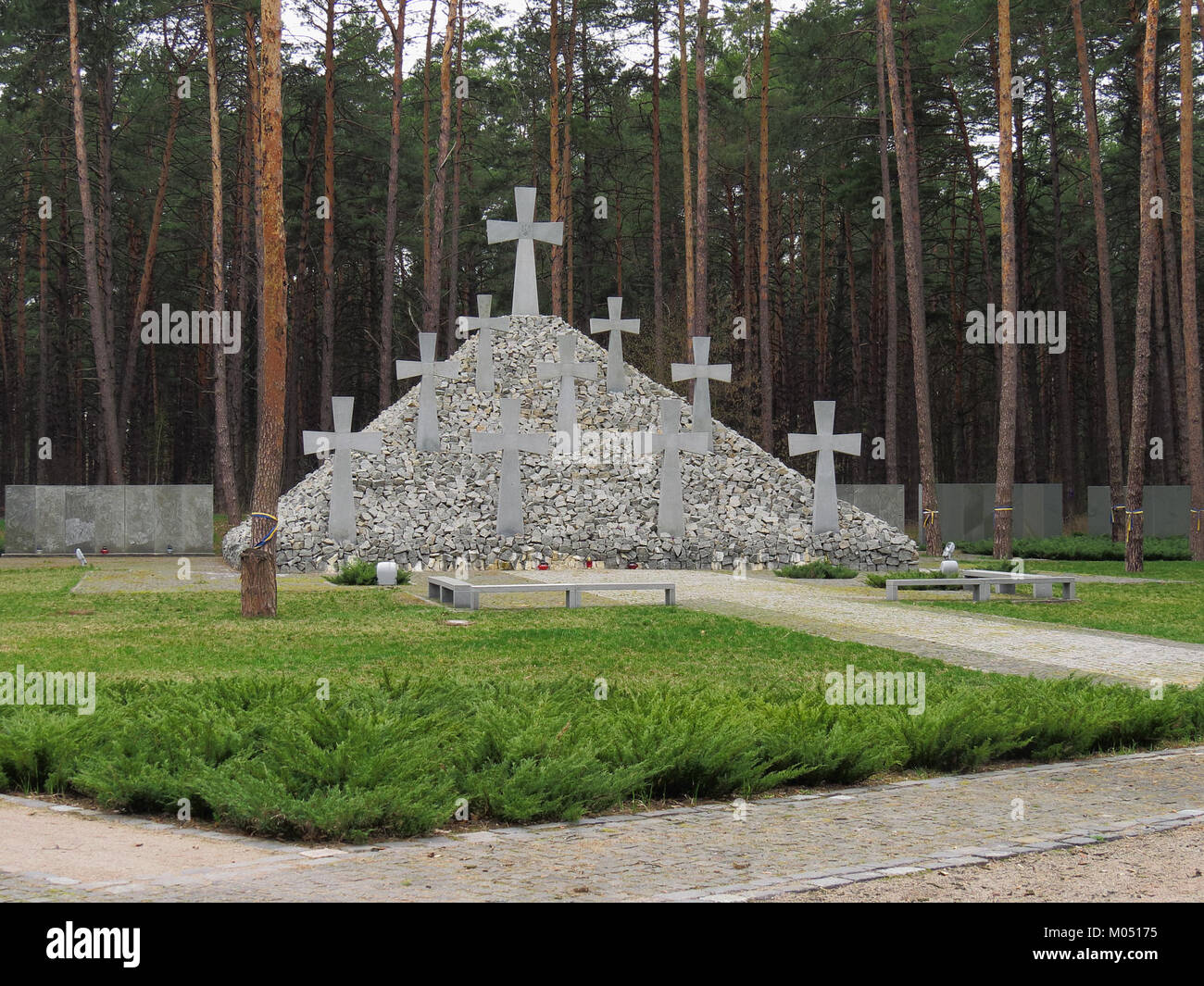 Les tombeaux de Bykivnia, situés près de Kiev, en Ukraine, sont un site de charniers qui a une importance historique. Les tombes sont associées à des exécutions de l'ère soviétique, reflétant un chapitre tragique de l'histoire ukrainienne. Banque D'Images