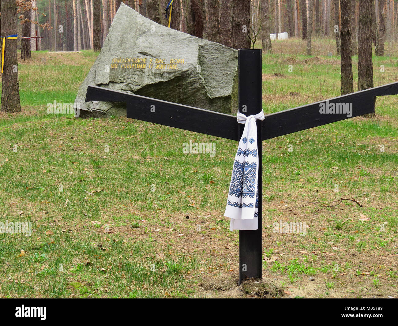 Les graves de Bykivnia, situés à Kiev, en Ukraine, servent de mémorial historique national. Ils sont le site où, pendant l'ère stalinienne, le NKVD soviétique a exécuté et enterré secrètement des milliers d'adversaires politiques perçus. Les tombes sont situées près de l'ancien village de Bykivnia, dans la forêt de Bykivnia, au nord-est du centre de Kiev. Banque D'Images Les graves de Bykivnia, situés à Kiev, en Ukraine, servent de mémorial historique national. Ils sont le site où, pendant l'ère stalinienne, le NKVD soviétique a exécuté et enterré secrètement des milliers d'adversaires politiques perçus. Les tombes sont situées près de l'ancien village de Bykivnia, dans la forêt de Bykivnia, au nord-est du centre de Kiev. Banque D'Images