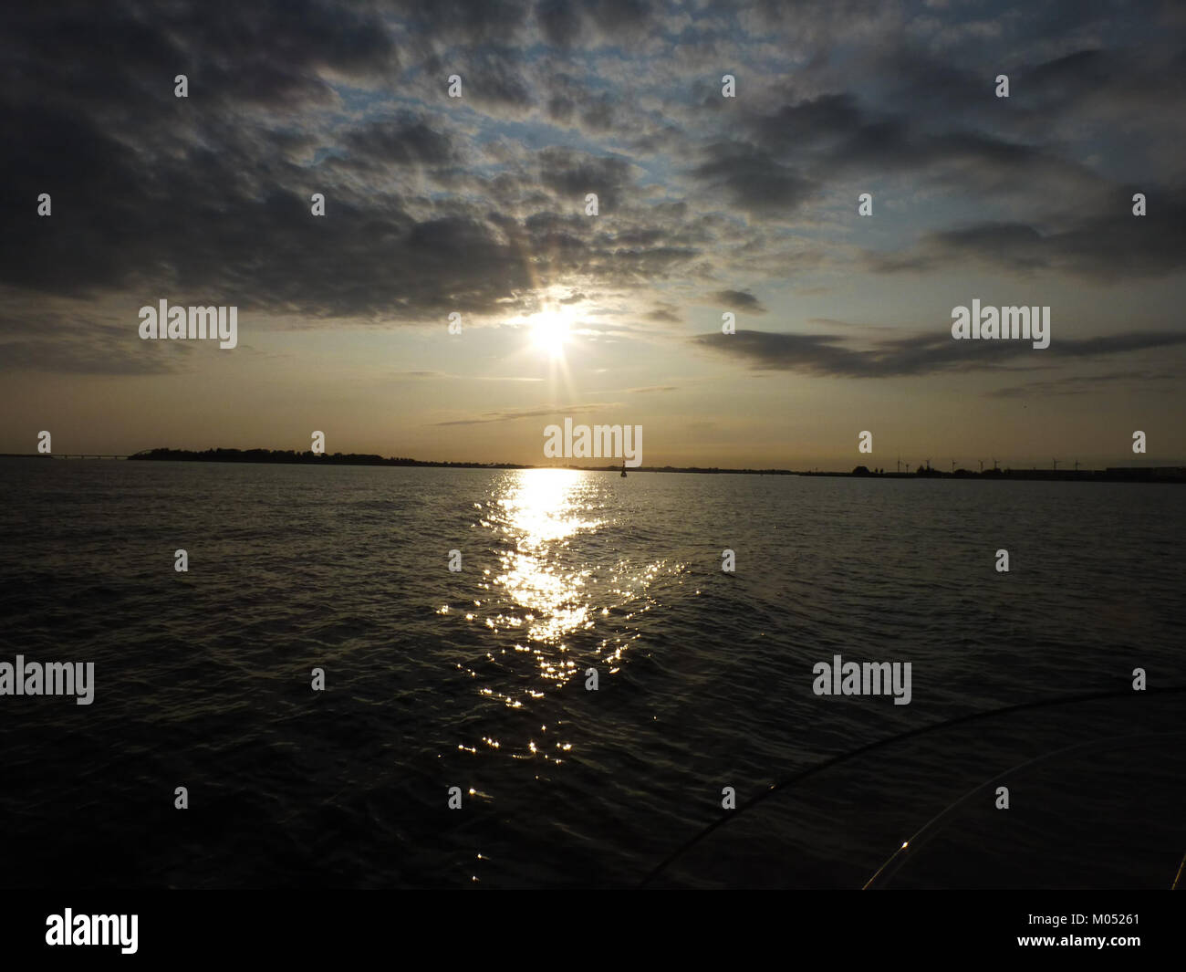 Une vue panoramique de l'entrée du port de Burgstaaken-Burgtiefe, mettant en valeur l'approche maritime et le canal de navigation. Cette image met en évidence l'emplacement stratégique du port pour les activités maritimes. Banque D'Images