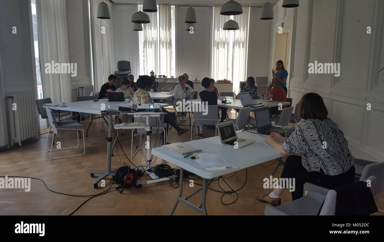 L'image capture un événement à Bruxelles le 10 juin 2016, axé sur les robots, les bots et les cyborgs. Il met en lumière les avancées technologiques et les discussions liées à l’intelligence artificielle et à la robotique. Banque D'Images