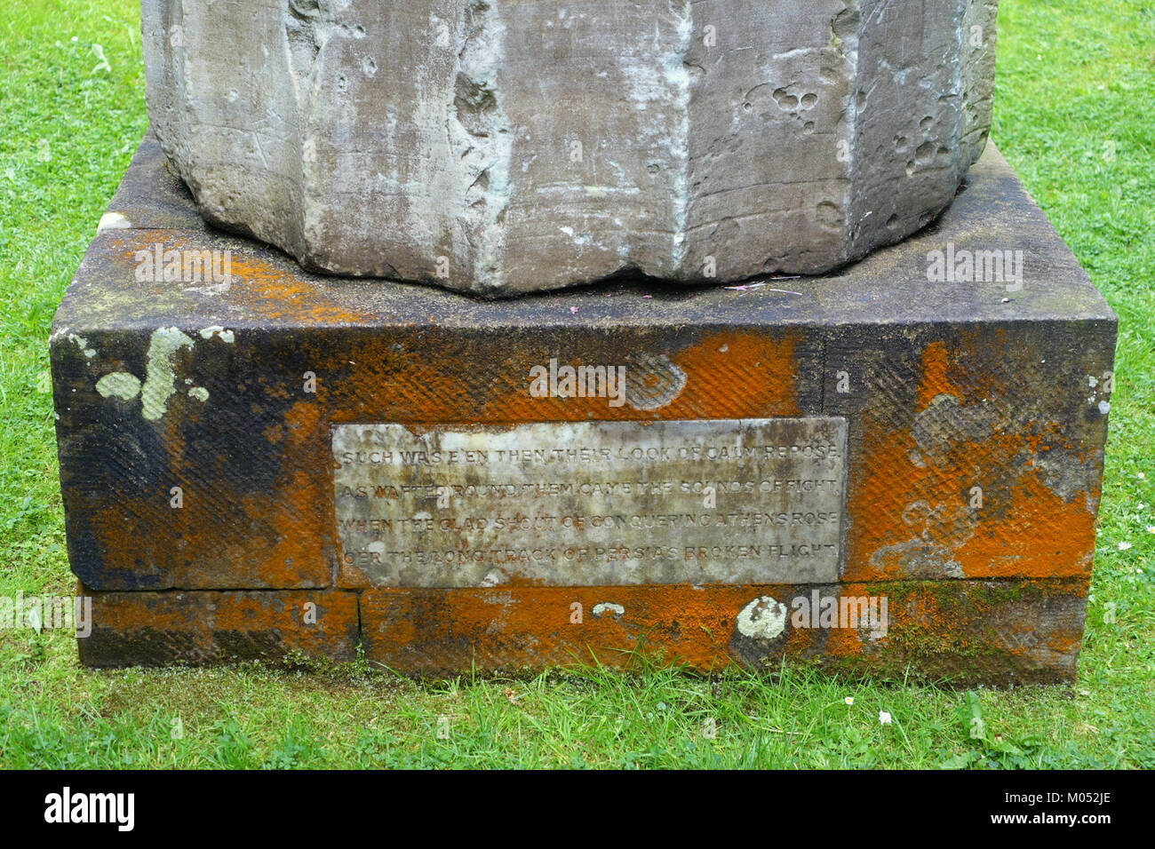 Buste du 6e duc de Devonshire, au sommet d'une colonne dans le temple de Poséidon, Cap Sounion, inscription détail par George Howard, 7e comte de Carlisle - Chatsworth House - Derbyshire, Angleterre - DSC03590 Banque D'Images