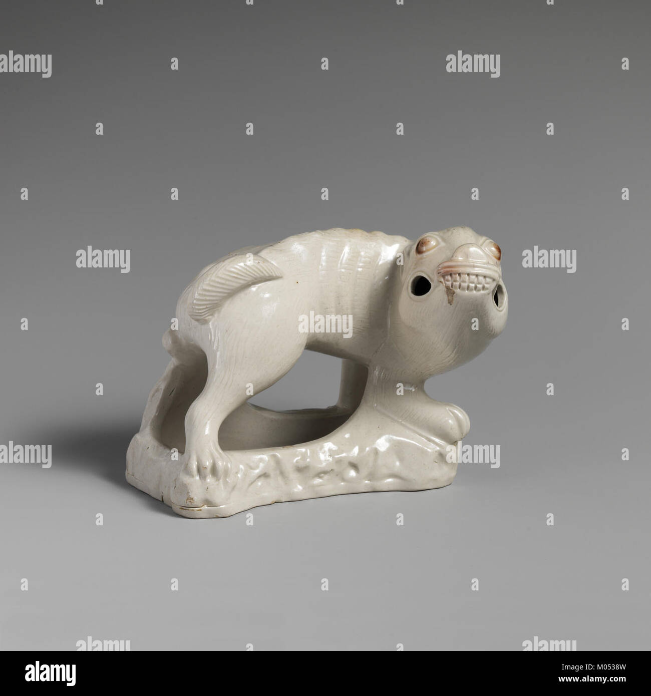 Le Bulldog MET DP-1174-026 est un modèle de bouledogue, très probablement une partie d'une collection ou d'un affichage. Ce bouledogue spécifique peut représenter un type de sculpture ou d'œuvre d'art souvent présenté dans les musées ou les galeries. Banque D'Images