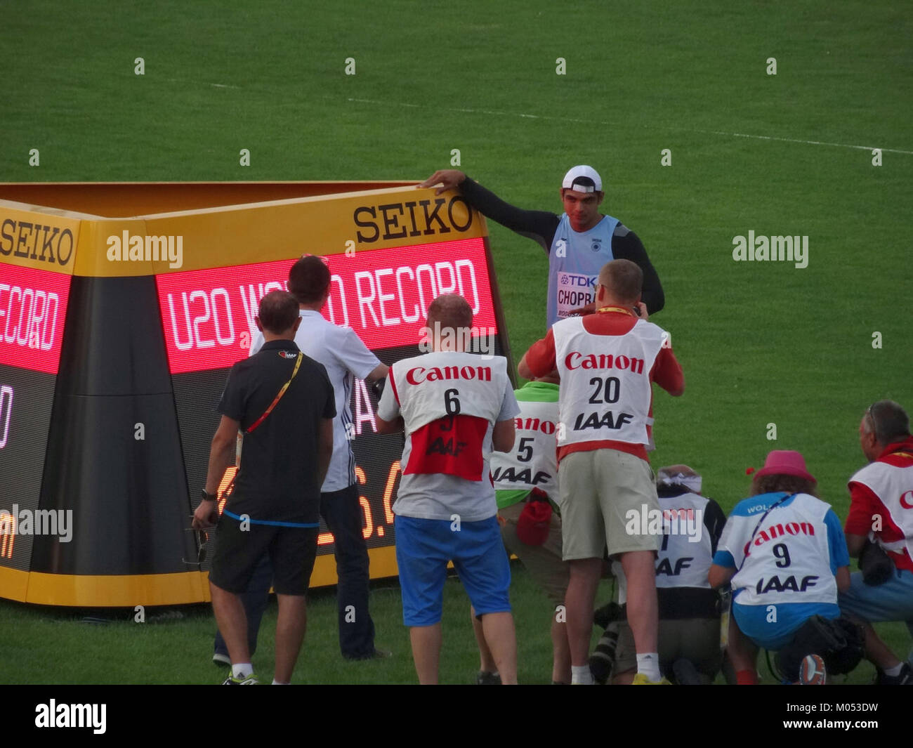 Cette image capture la finale du lancer de javelot du menâ€™ lors des Championnats du monde U20 de l'IAAF 2016 à Bydgoszcz, en Pologne. L'événement a mis en valeur l'athlétisme et les compétences des jeunes lanceurs de javelot qui concourent au niveau mondial. Banque D'Images