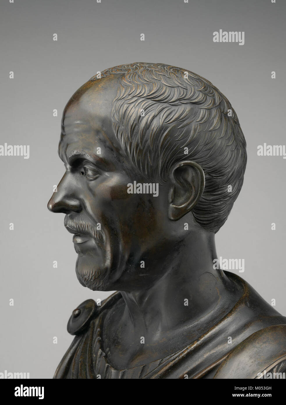 Le buste d'un Romain est une sculpture classique cataloguée sous MET DP-1221-002 au Metropolitan Museum of Art. Cette sculpture représente le portrait romain, mettant en valeur les techniques artistiques de l'Empire romain. Banque D'Images