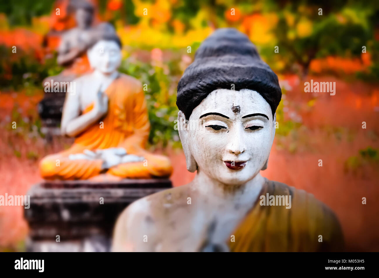 Tilt Shift effet de flou. La vue étonnante de statues de Bouddhas en lot Loumani Buddha Garden. Hpa-An, Myanmar (Birmanie) Paysages et destinations de voyage Banque D'Images