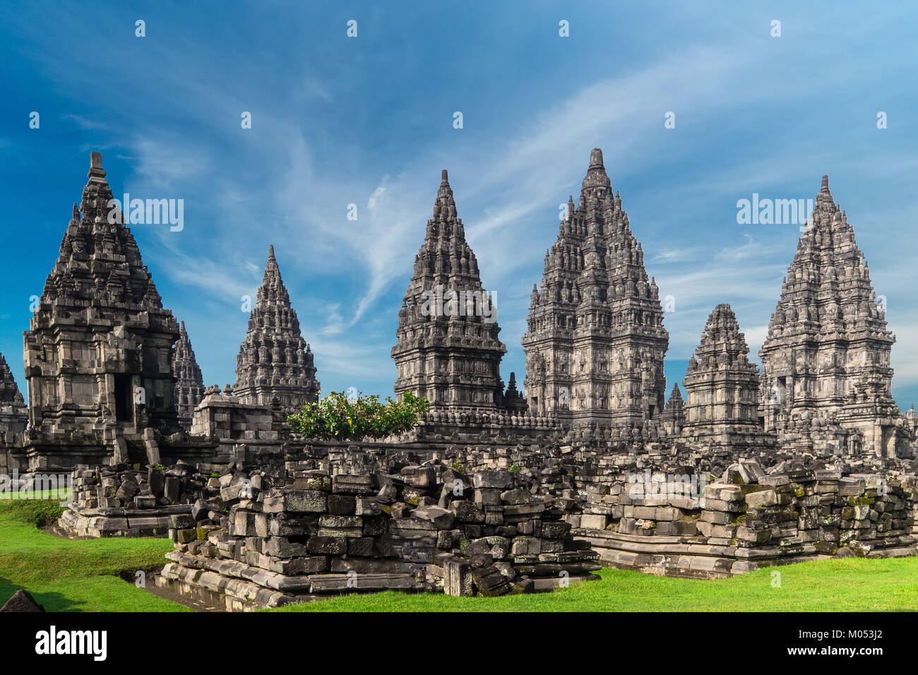 Amazing Candi Prambanan ou Rara Jonggrang, site plus grand temple hindou d'Indonésie. Yogyakarta, Java. Édifice religieux de haut et a fait ... Banque D'Images