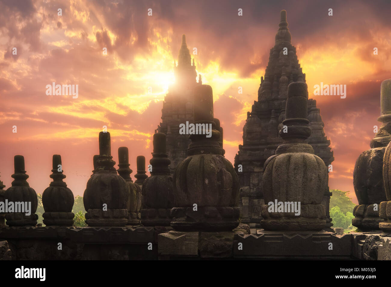 Lever du soleil qui brille derrière Candi Prambanan ou Rara Jonggrang temple hindou situé près de Yogyakarta, Java, Indonésie. Belle photo avec le soleil levant Banque D'Images