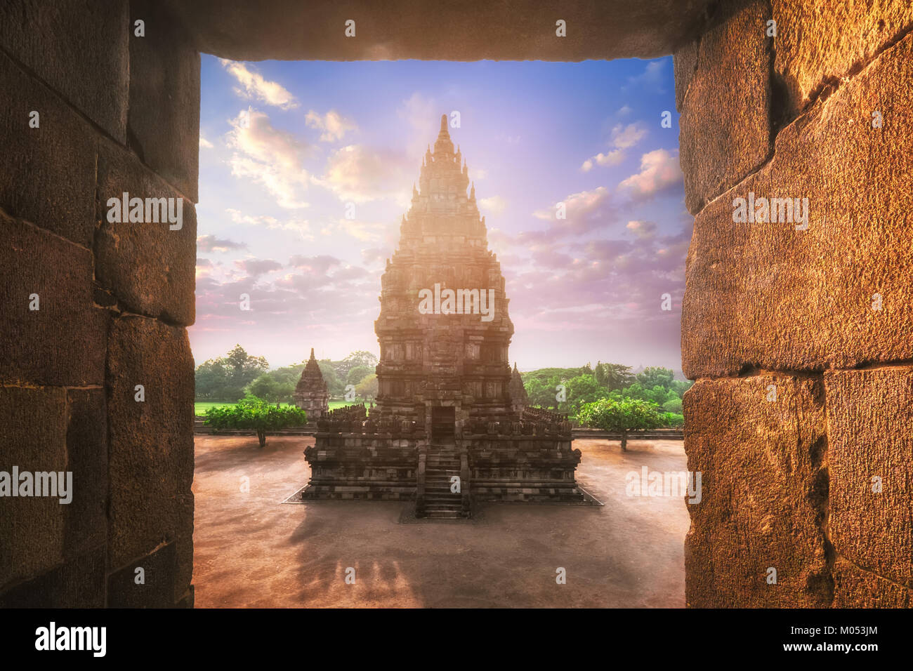 De beaux bâtiments de l'ancienne Prambanan ou Rara Jonggrang complexe temple hindou contre le soleil du matin brille sur l'arrière-plan. L'île de Java en Indonésie. Étonnant de Banque D'Images