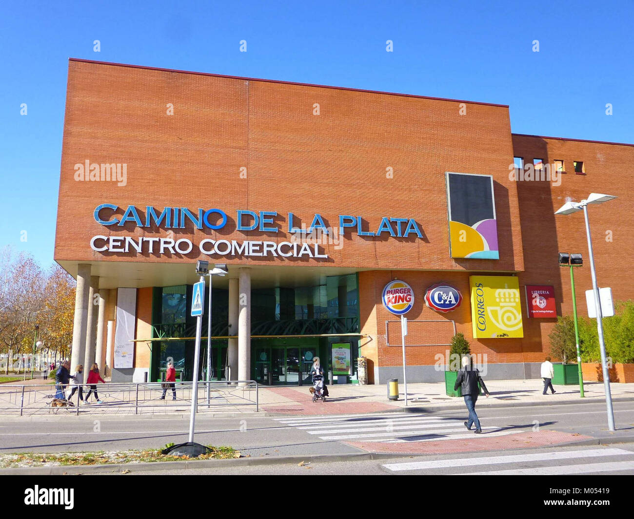 Centro Comercial Camino de la Plata à Burgos, en Espagne, est un centre commercial moderne offrant un large éventail d'options de vente au détail et de restauration. Le centre commercial sert de plaque tournante commerciale, contribuant à l'économie locale et offrant une expérience de magasinage pratique pour les résidents et les touristes. Banque D'Images Centro Comercial Camino de la Plata à Burgos, en Espagne, est un centre commercial moderne offrant un large éventail d'options de vente au détail et de restauration. Le centre commercial sert de plaque tournante commerciale, contribuant à l'économie locale et offrant une expérience de magasinage pratique pour les résidents et les touristes. Banque D'Images