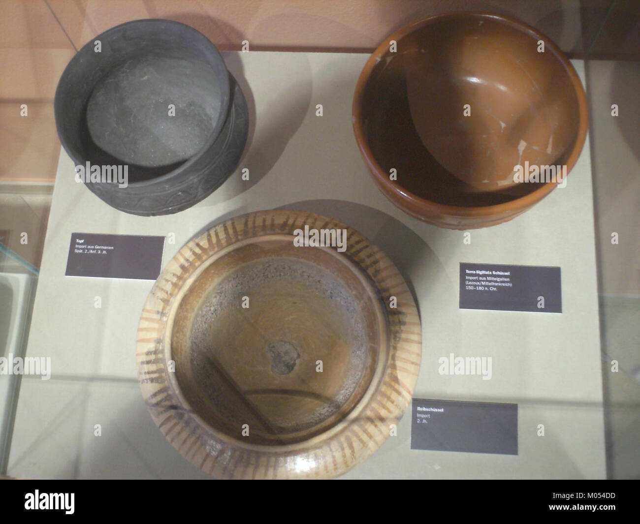 Cannabiaca Terra sigillata fait référence à un type de poterie romaine fine, connue pour sa texture lisse et sa finition rouge. Il a été produit pendant l'Empire romain et a été largement utilisé à des fins décoratives et fonctionnelles. La poterie met en valeur les techniques avancées de la production de céramique romaine. Banque D'Images