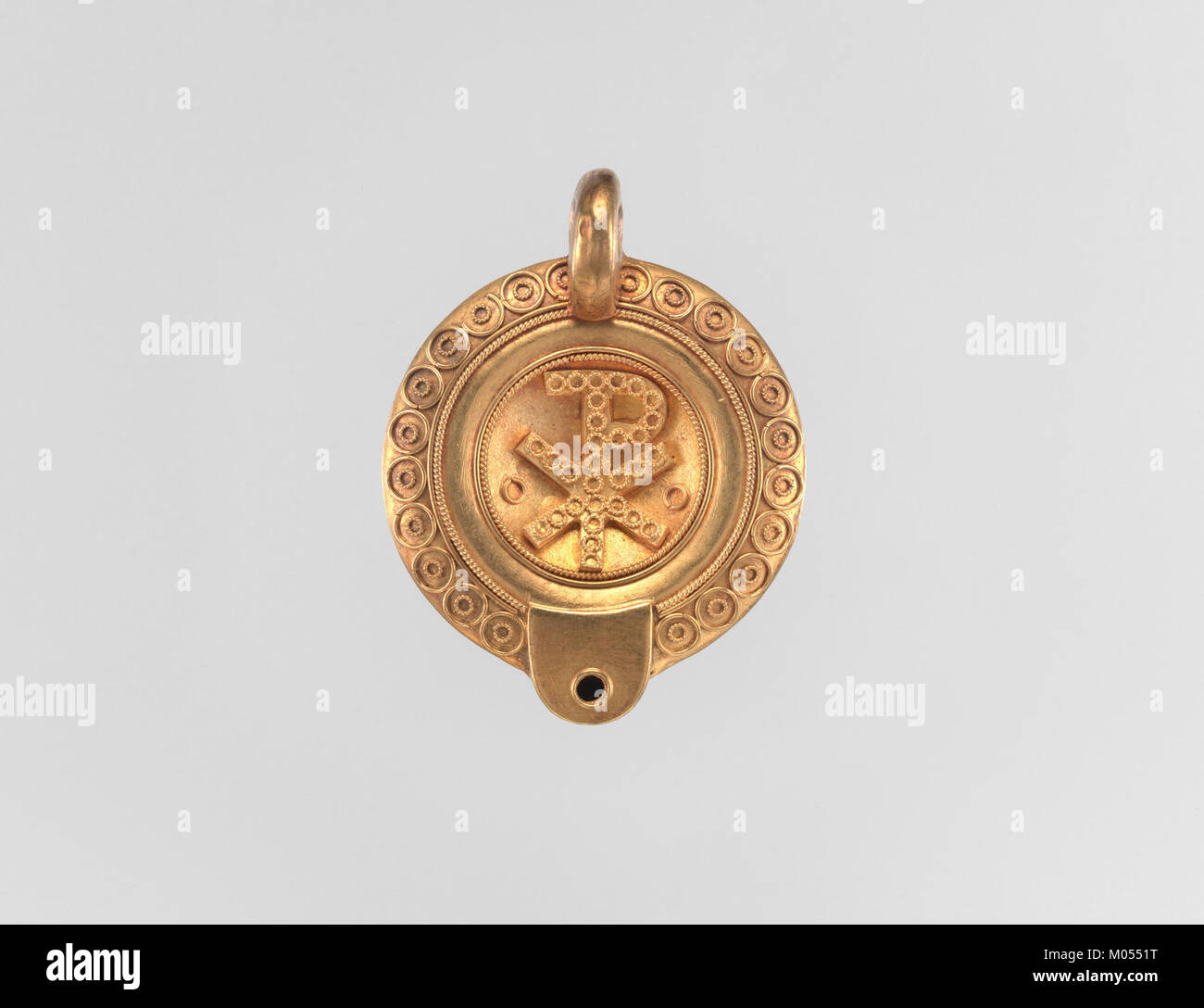 Ce pendentif de renouveau byzantin, exposé au Metropolitan Museum of Art, est conçu sous la forme d'une lampe à huile. Il reflète le style artistique et les influences culturelles de la période byzantine. Banque D'Images