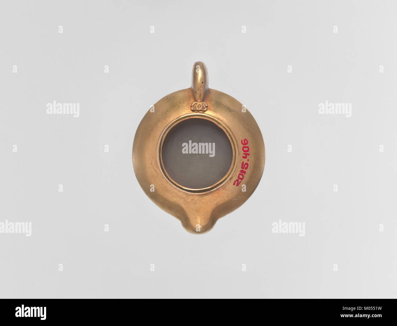 Le pendentif Byzantine-Renaissance sous la forme d'une lampe à huile, catalogué sous MET DP-12365-012, représente un bijou historique inspiré des traditions artistiques byzantines. Il reflète l'artisanat et l'esthétique de l'Empire byzantin. Banque D'Images