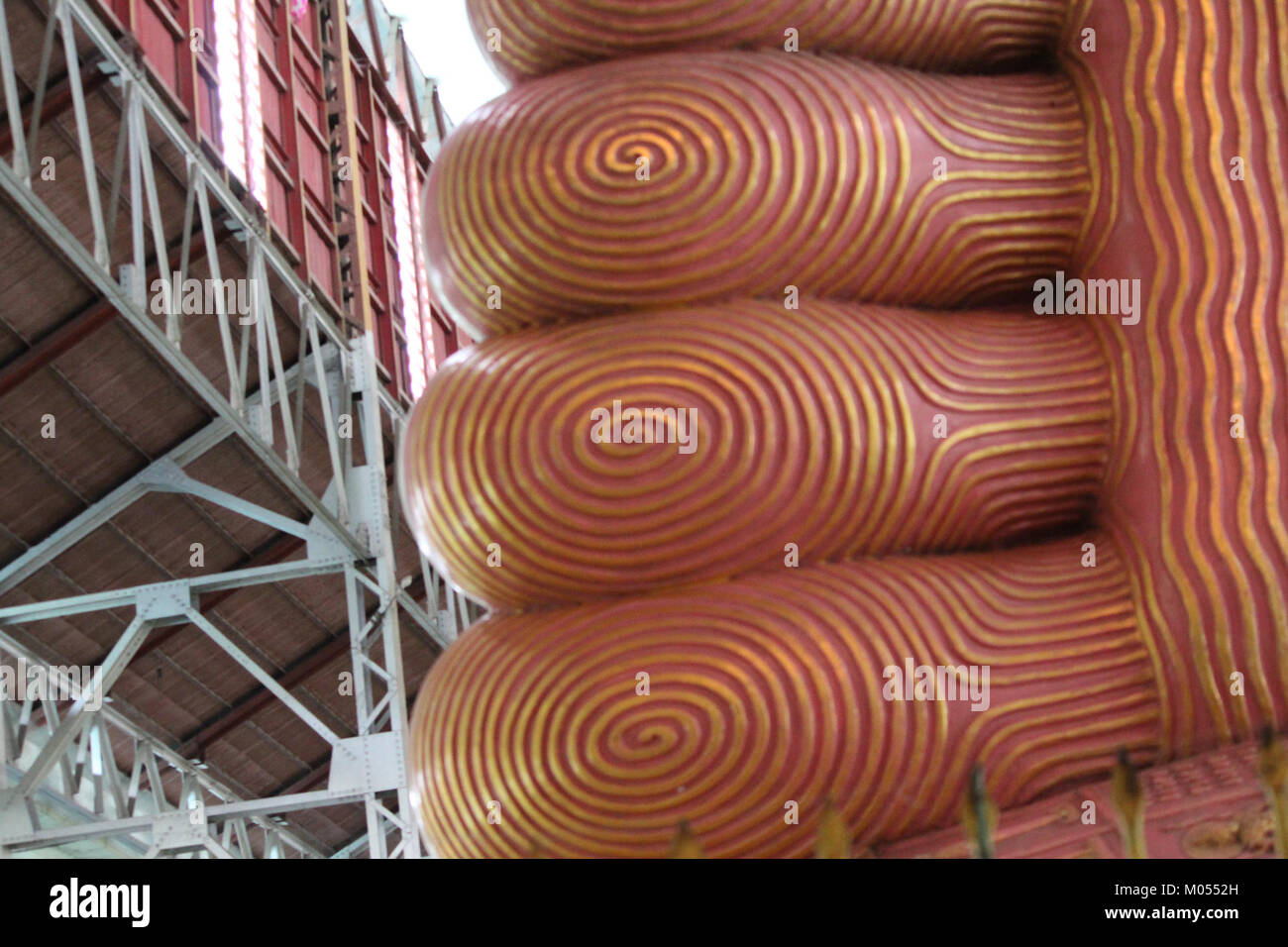 L'empreinte de Bouddha est un symbole important dans la culture bouddhiste, représentant la présence physique et le chemin du Bouddha. Cette photographie capture une image détaillée de l'empreinte, que l'on trouve couramment dans les temples bouddhistes et les sites historiques. Banque D'Images