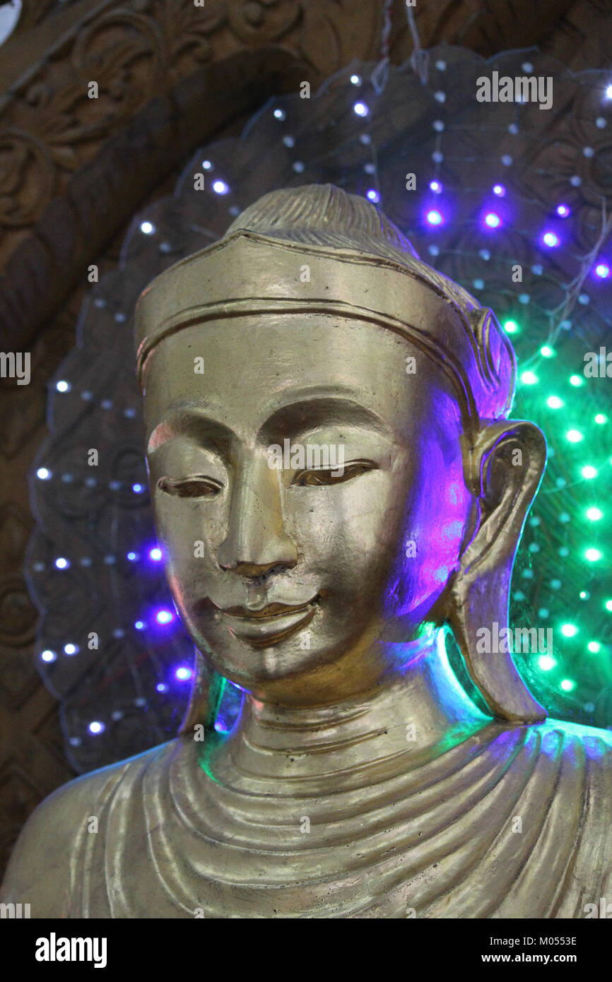La statue de Bouddha du temple de Bouddha Chaukhtatgyi à Yangon, Myanmar, est une sculpture religieuse remarquable. Il est connu pour sa taille impressionnante et son design complexe, reflétant les traditions bouddhistes du Myanmar. Banque D'Images