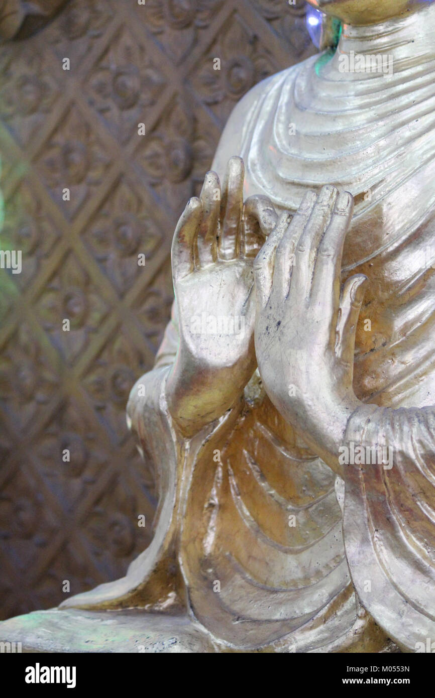 Le temple du Bouddha Chaukhtatgyi à Yangon, au Myanmar, est connu pour son immense statue de Bouddha couchée, l'une des plus grandes du Myanmar. Il a une signification religieuse et culturelle. Banque D'Images