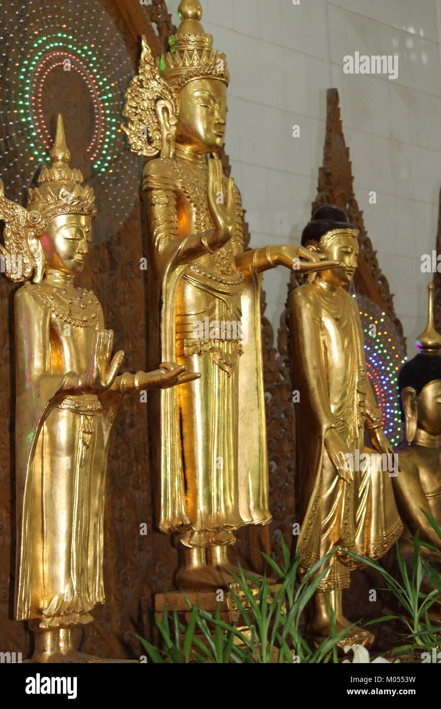 La statue de Bouddha au Temple Chaukhtatgyi Bouddha à Yangon, Myanmar, est une grande figure vénérée. La statue est une représentation emblématique du bouddhisme et un monument religieux important dans la région. Banque D'Images