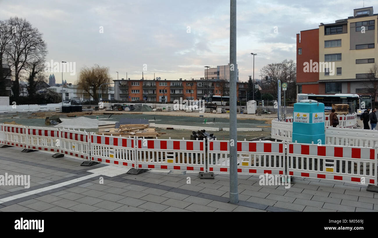 L'image représente un chantier de construction à la gare routière de Bad Homburg (ZOB), située en Allemagne. L'image reflète le travail en cours à ce carrefour de transport. Banque D'Images