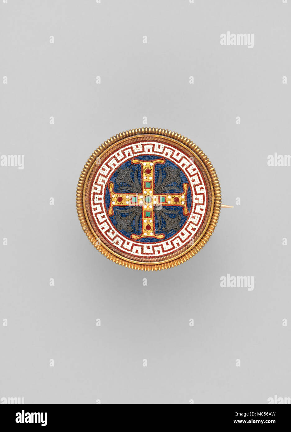 Cette broche, ornée d'une croix grecque, fait partie de la collection MET. C'est un exemple de bijoux d'une période historique, reflétant le savoir-faire artisanal et le style artistique de son époque. Banque D'Images