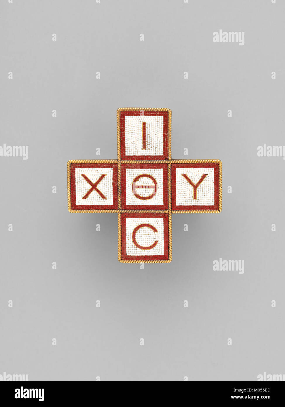 Une broche ornée de lettres grecques, qui fait partie de la collection du Metropolitan Museum of Art, présente un design et un savoir-faire anciens. Banque D'Images