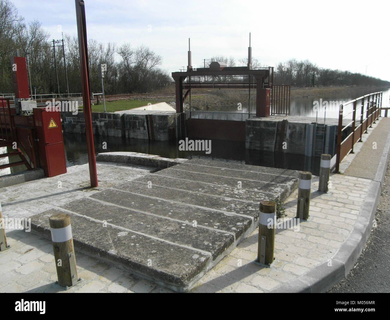 Le canal Marans-la Rochelle est une voie navigable reliant la ville de Marans à la ville côtière de la Rochelle en France. Il sert de voie de transport vitale et de voie navigable pittoresque dans la région. Banque D'Images