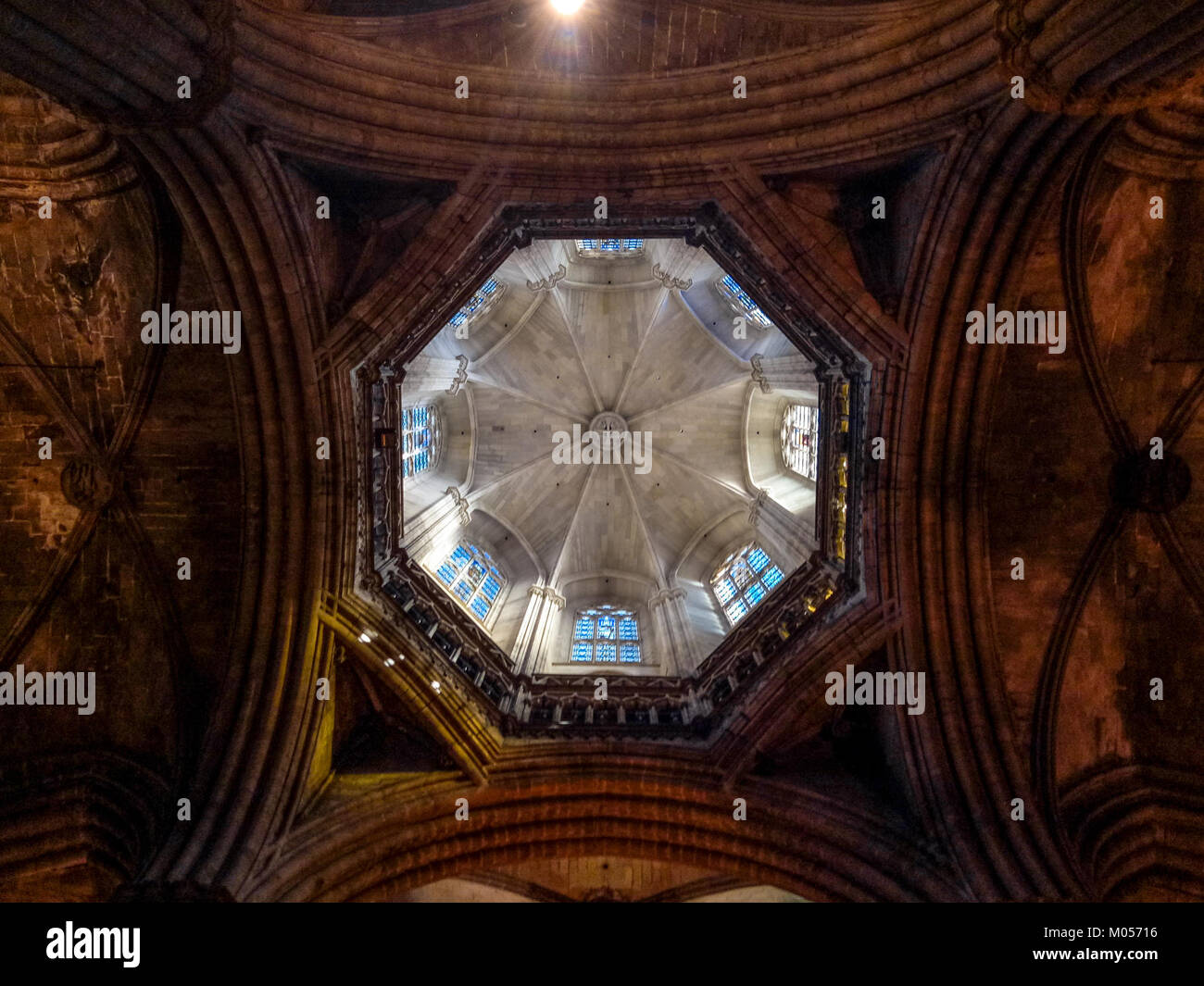 L'OPPO F1s, sorti en 2017, est un smartphone connu pour ses capacités d'appareil photo. L'appareil est équipé d'un appareil photo de haute qualité pour les selfies et la photographie, offrant une excellente qualité d'image et des fonctionnalités pour la photographie mobile. Banque D'Images