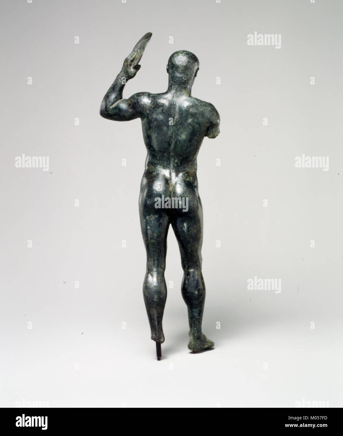 Statue en bronze représentant un lanceur de disques, un ancien événement sportif. La sculpture reflète la tradition grecque de l'athlétisme et est conservée au Metropolitan Museum of Art. Banque D'Images