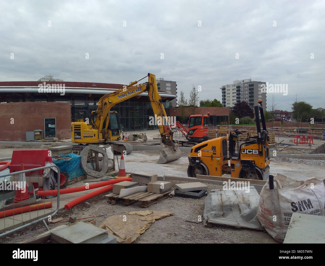 Cette image montre la construction d’une gare routière, un élément essentiel de l’infrastructure des transports publics de la ville. La conception de la gare met l’accent sur la fonctionnalité et l’efficacité, visant à répondre aux besoins croissants de la ville en matière de transport en commun. Banque D'Images
