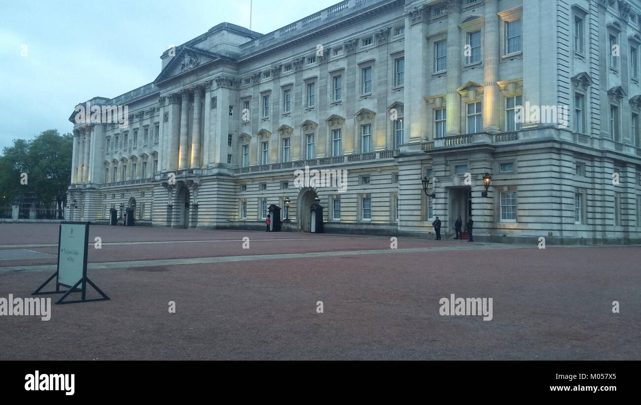 Cette photographie montre Buckingham Palace, la résidence officielle du monarque britannique à Londres. L'image capture le palais dans sa grandeur emblématique le 1er mai 2017. Banque D'Images