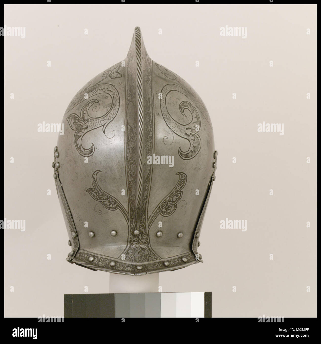 Le Burgonet est un type de casque utilisé au XVIe siècle, connu pour sa forme et son design distinctifs. Cette pièce, du Metropolitan Museum of Art, est un artefact historique d'armure européenne. Banque D'Images