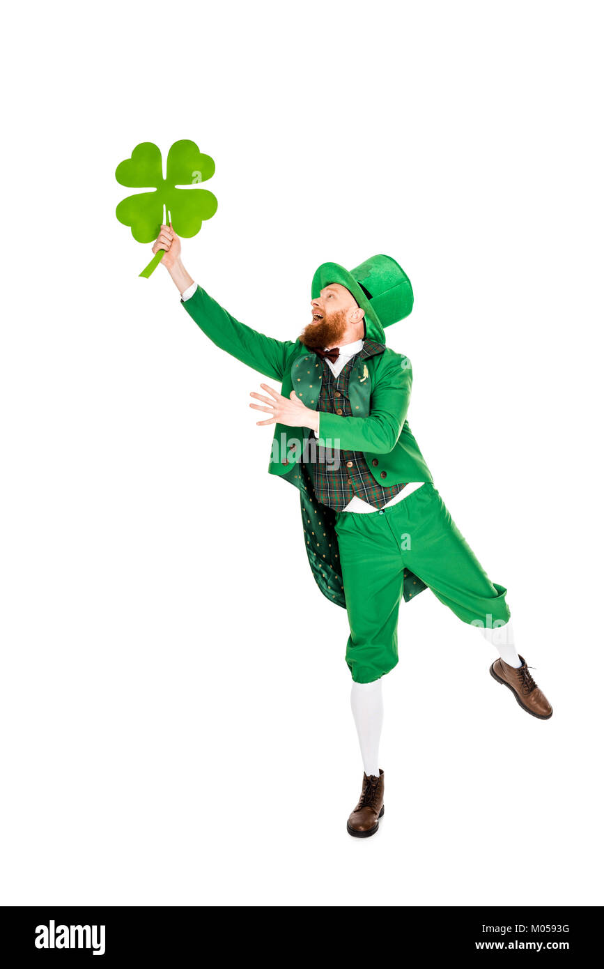 Leprechaun en costume vert holding trèfle, isolated on white Banque D'Images