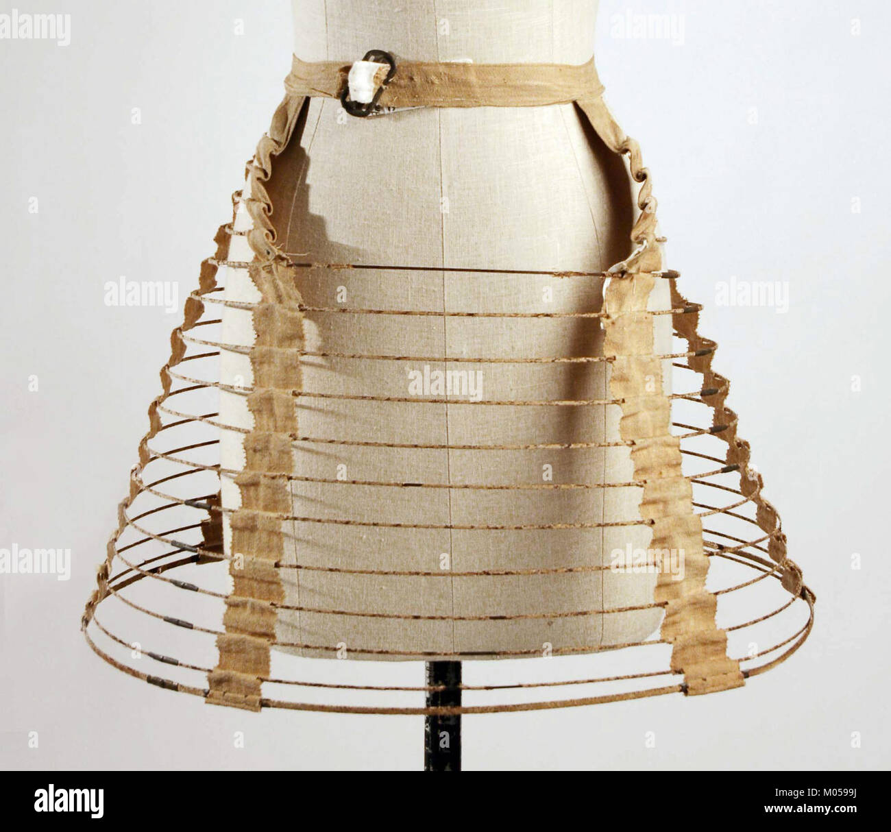 La cage crinoline, MET CI53.72.15 F, est un vêtement historique exposé au Metropolitan Museum of Art. Il a été utilisé au XIXe siècle pour soutenir les grandes jupes dans la mode féminine, démontrant les tendances de la mode de l'époque. Banque D'Images