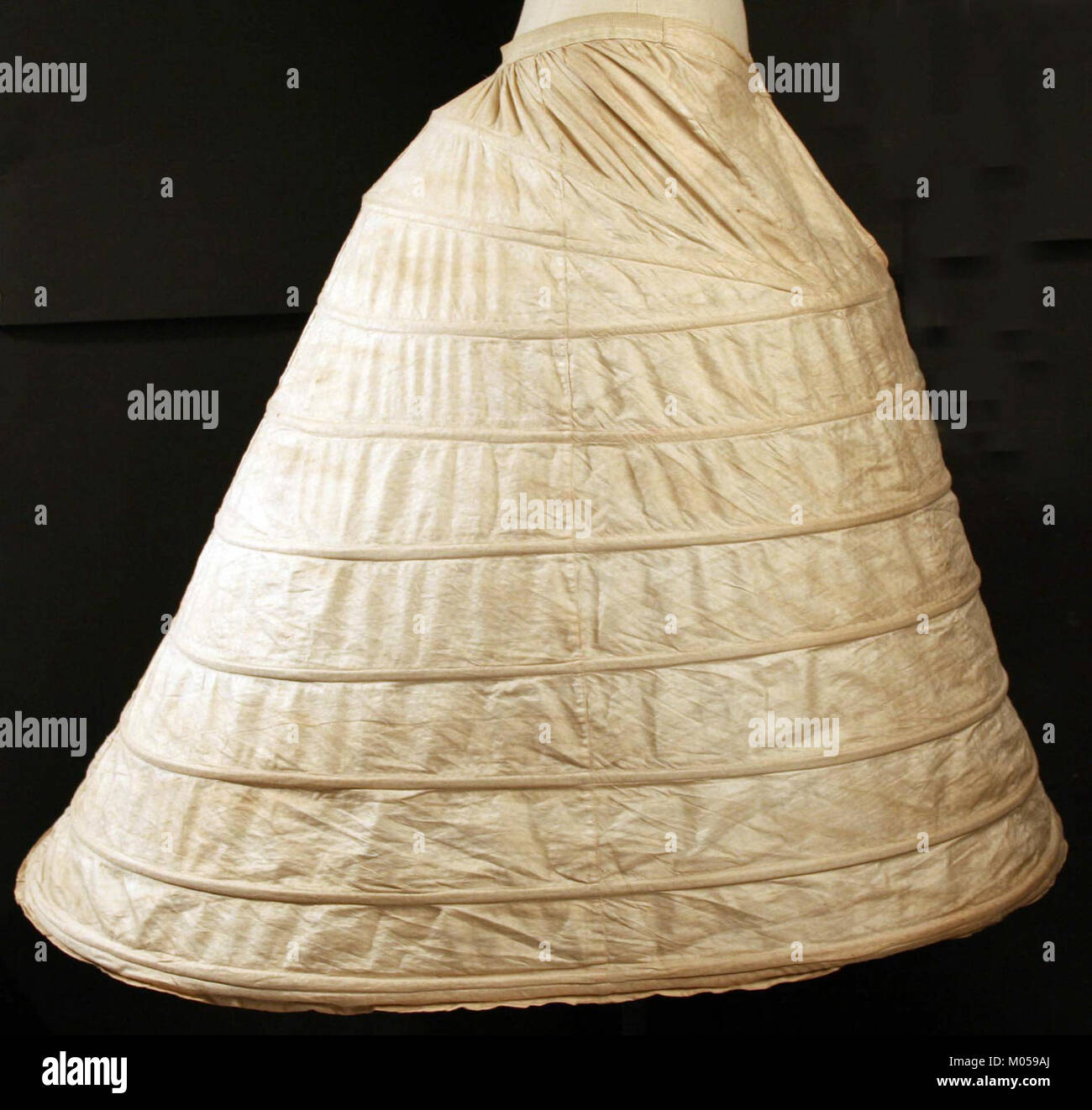 La cage Crinoline MET 1985.20.2 S est une pièce de la collection du Metropolitan Museum of Art. Il s'agit d'une pièce de mode historique, qui fait partie de l'exposition du musée sur l'histoire du textile et de l'habillement du XIXe siècle, axée sur la mode féminine. Banque D'Images