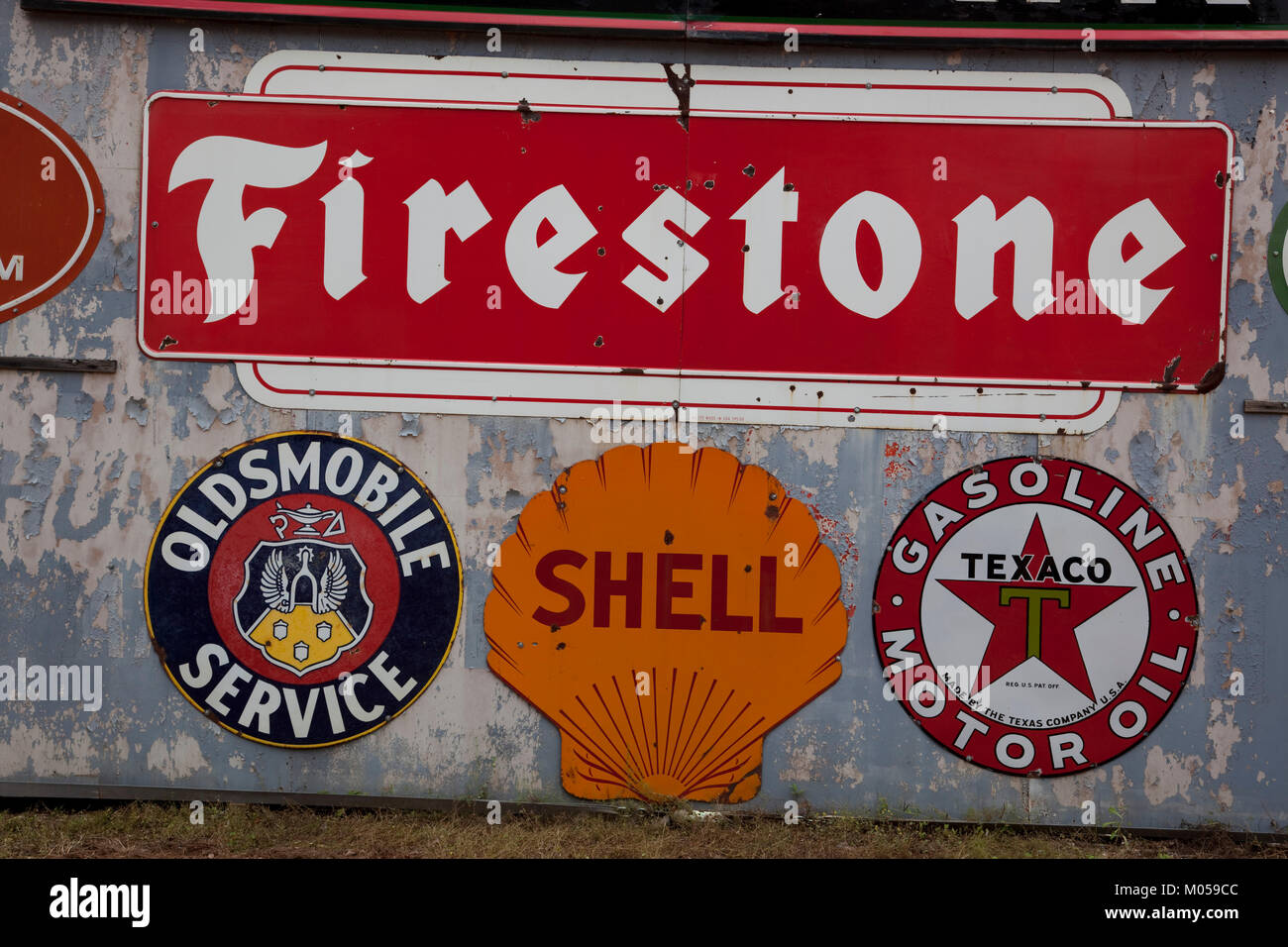 Firestone, Shell, Texaco et enseignes de service 1950 Banque D'Images