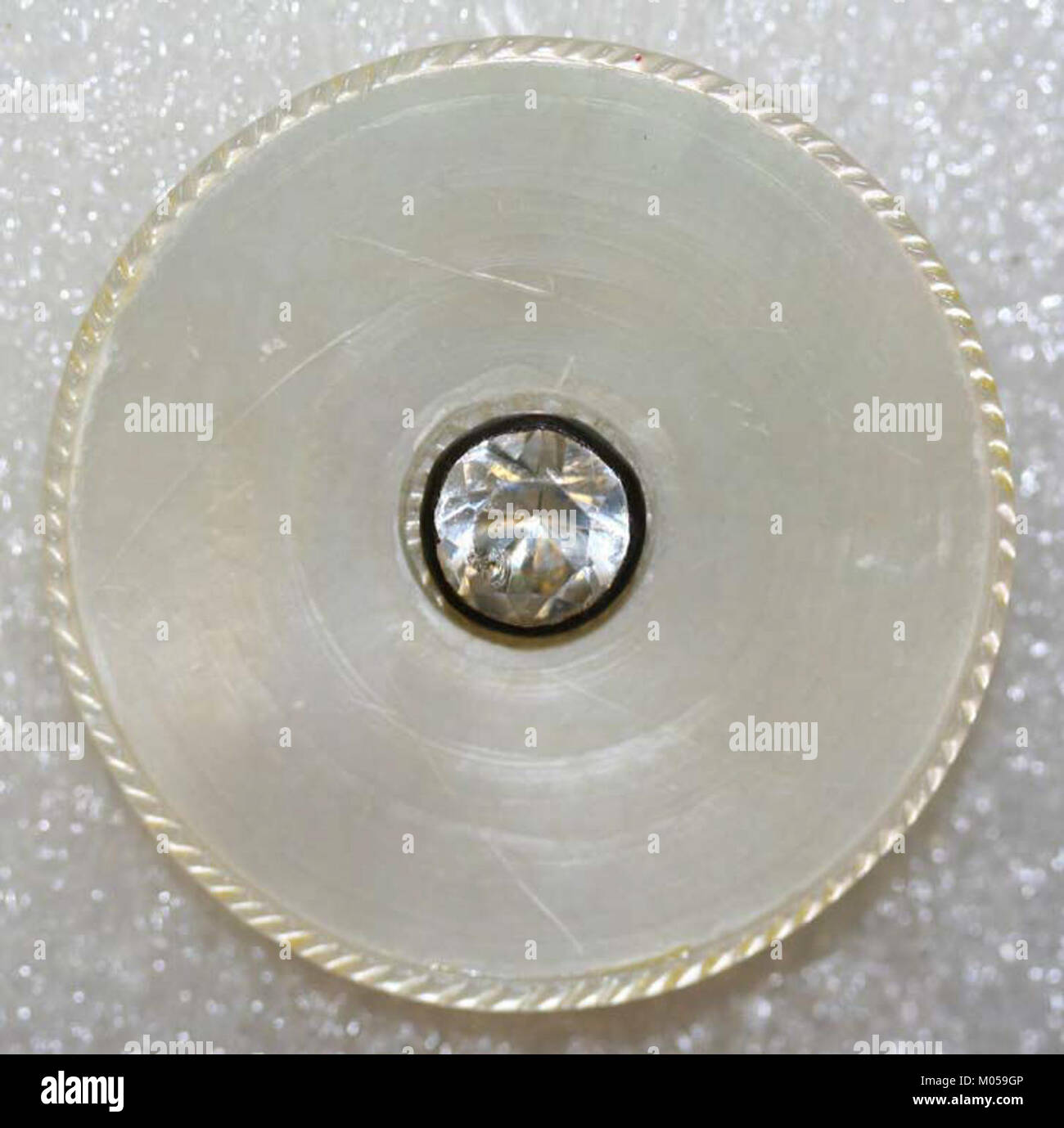 Ce bouton, qui fait partie de la collection du Metropolitan Museum of Art, est un exemple de la mode du XIXe siècle, mettant en valeur un design et un savoir-faire complexes. Banque D'Images