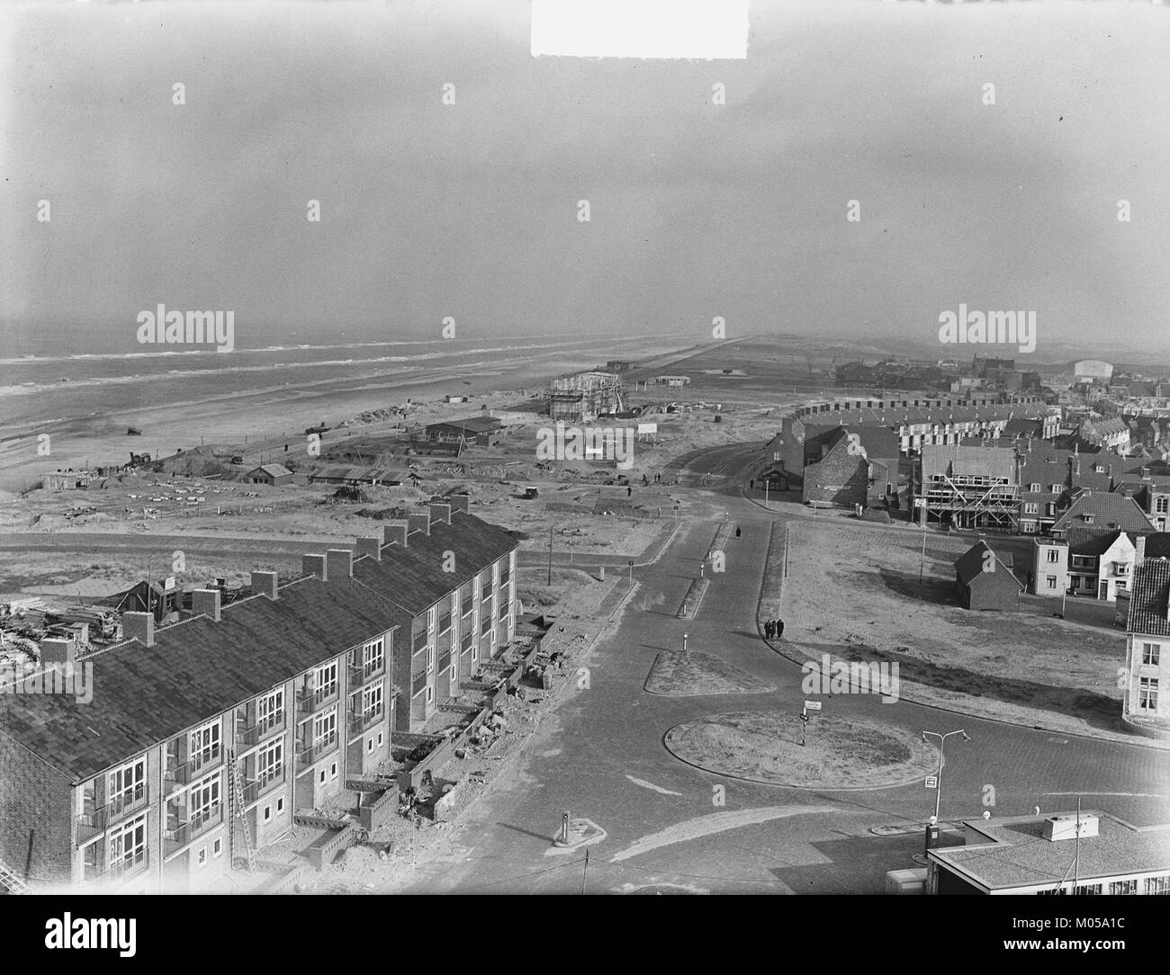Ce titre fait référence à un processus ou à un événement lié au nettoyage des bunkers à Zandvoort, faisant probablement référence aux efforts de nettoyage post-seconde Guerre mondiale aux pays-Bas. Zandvoort, une ville côtière, faisait partie des fortifications allemandes pendant la guerre. Banque D'Images