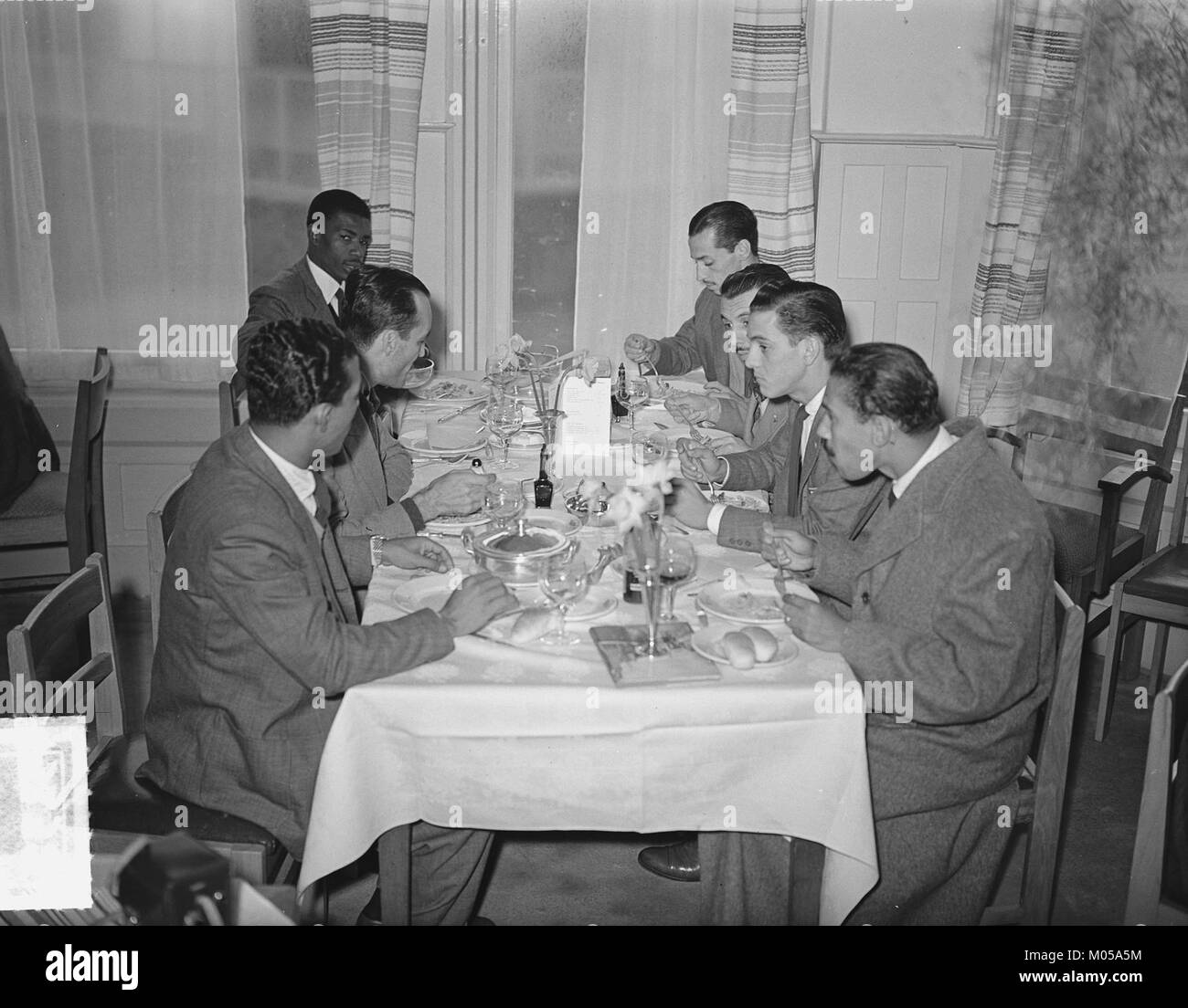 Cette photographie de Noordwijk, aux pays-Bas, montre un club de football brésilien séjournant dans un hôtel. L'image capture les joueurs dans un moment de repos pendant un camp d'entraînement ou une tournée. Il donne un aperçu de la communauté sportive internationale et de la nature mondiale du football professionnel. Banque D'Images