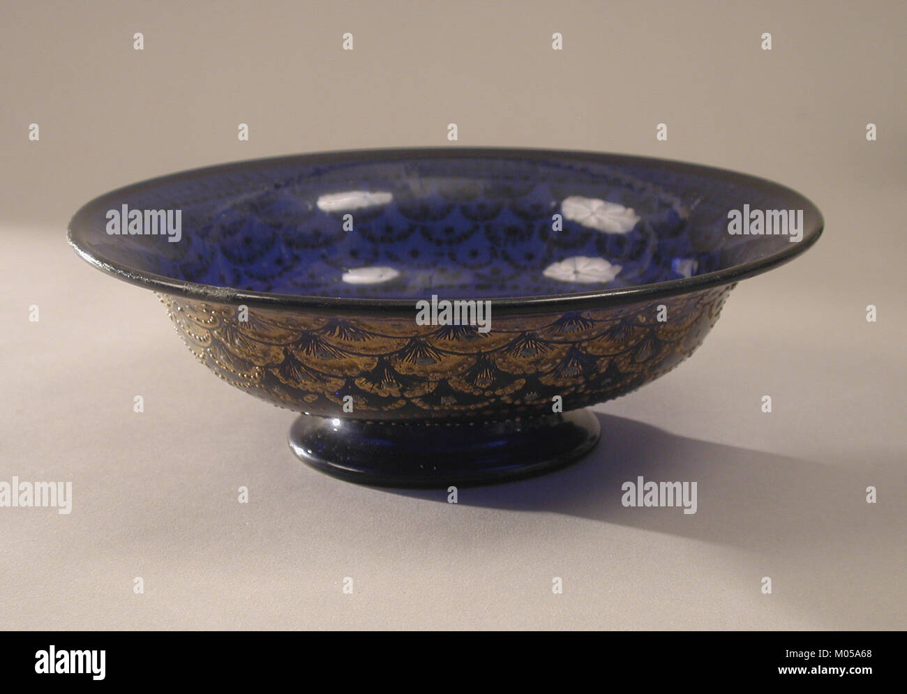 Bol en céramique avec motif écailles de poisson, numéro d'entrée MET sf53-225-101s2, logé dans le Metropolitan Museum of Art, reflétant la conception artistique ancienne. Banque D'Images