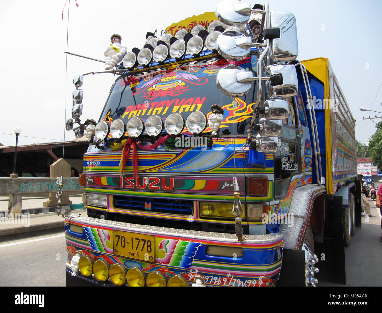 Cette photographie montre un camion en Thaïlande, présentant le système de transport local. Les camions sont un élément clé dans l’industrie de la logistique et du transport en Thaïlande, aidant à transporter les marchandises à travers le pays. Banque D'Images
