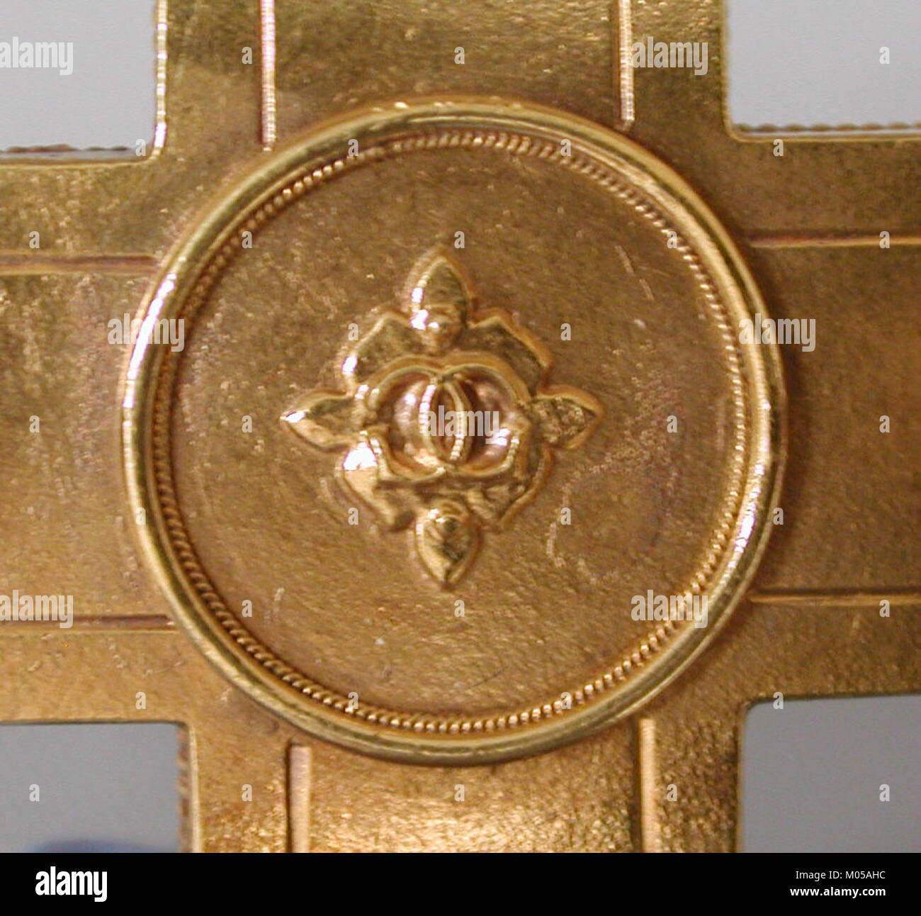 Cette broche présente des lettres grecques et fait partie de la collection MET, identifiée par le numéro de catalogue SF2014 713 3. Il est probable qu'il s'agisse d'un objet décoratif ayant une valeur culturelle ou historique importante, éventuellement lié à la culture ou au symbolisme grec. Banque D'Images