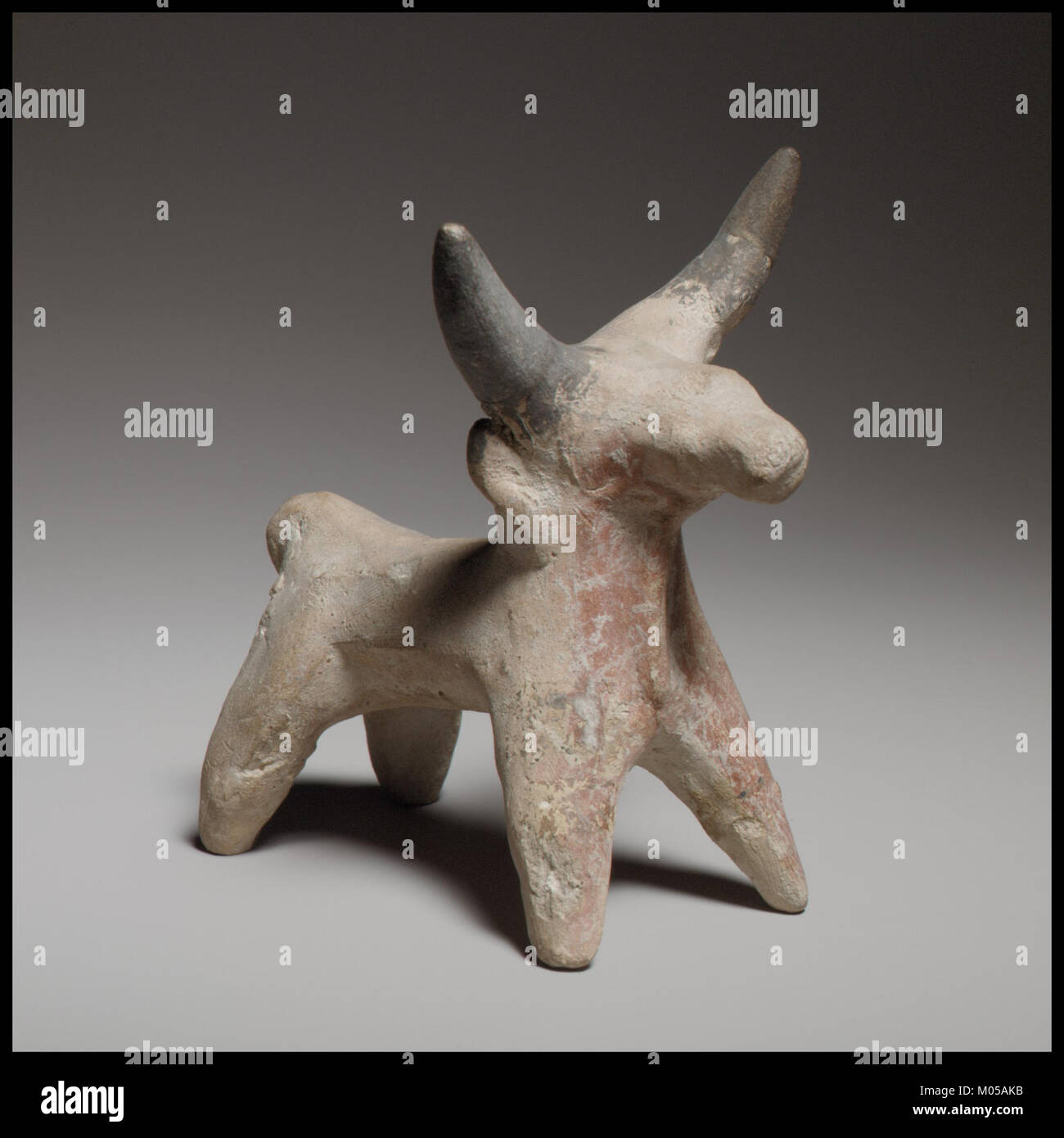 Figurine de taureau de la collection du Metropolitan Museum of Art (MET), connue pour son artisanat et son design raffinés. Cet artefact ancien représente l'importance du symbolisme animal dans les cultures anciennes. Banque D'Images