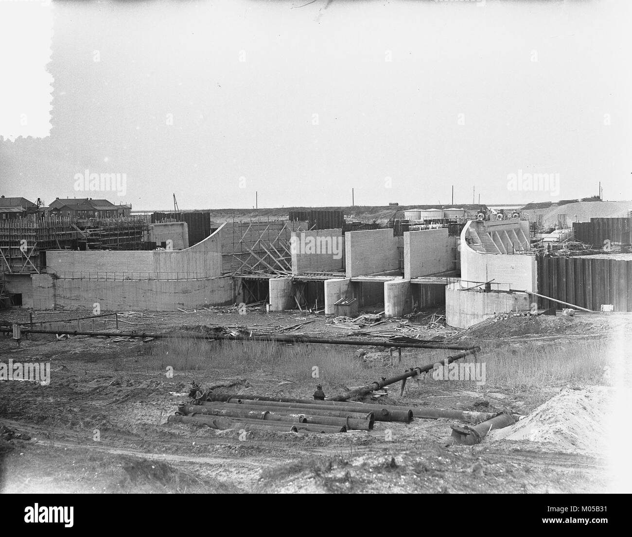 Ce titre fait référence à la construction d'une station de pompage et d'un système d'écluse à Lelystad, aux pays-Bas. Il met en lumière un important projet d’infrastructure lié à la gestion de l’eau. Banque D'Images