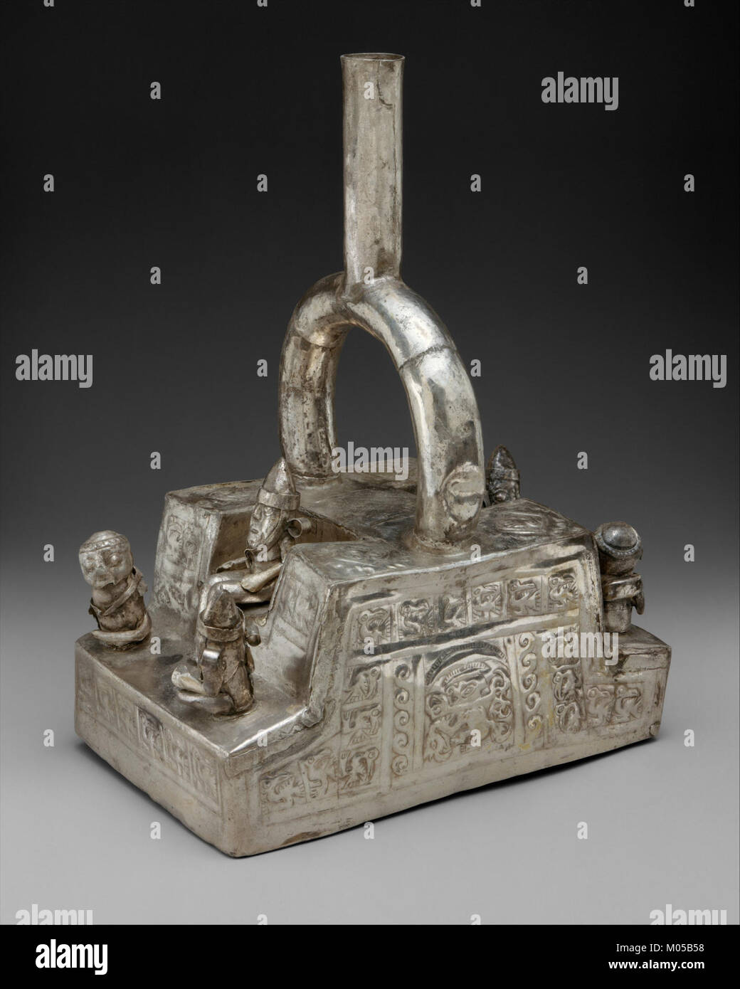 Une bouteille décorative avec un motif trône mettant en vedette des personnages humains et animaux. L'objet fait partie de la collection du Metropolitan Museum of Art de New York, mettant en valeur l'artisanat d'une période culturelle spécifique. Banque D'Images