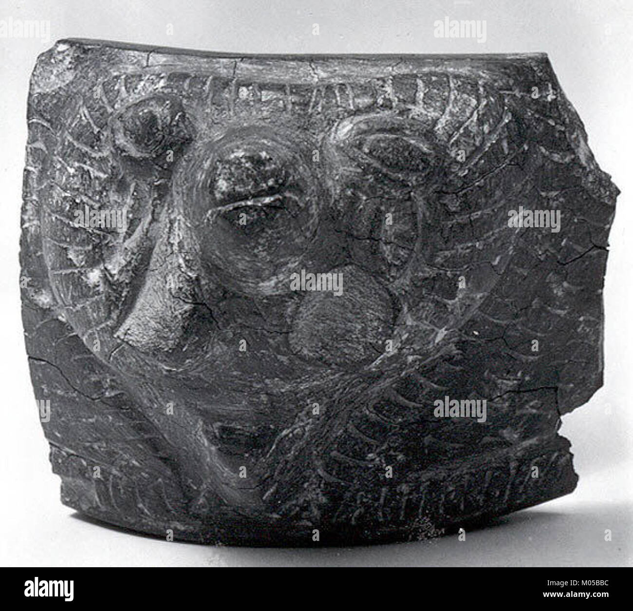 Le fragment de bol avec la tête d'un bélier est un artefact archéologique présentant un design complexe. Il fait partie d'une collection du Metropolitan Museum of Art, reflétant l'artisanat historique et le symbolisme culturel. Banque D'Images