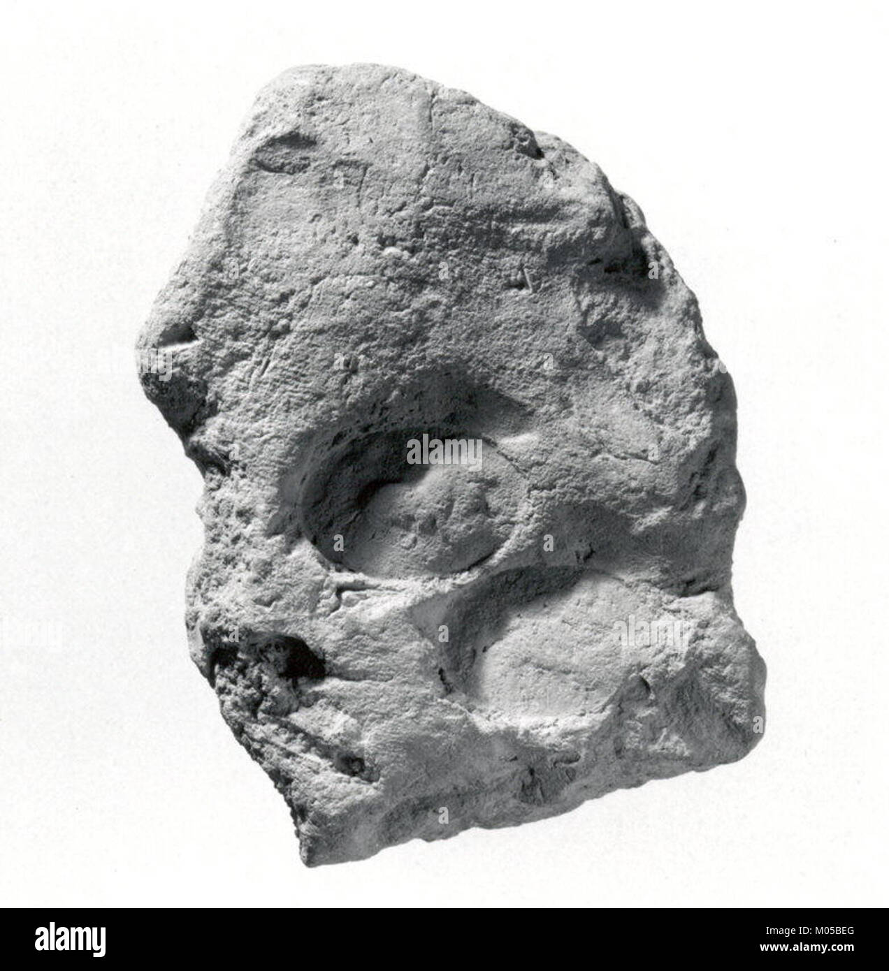 Bulla est un type de pendentif romain antique, souvent porté comme symbole de statut et de protection. Cette bulle particulière, datant de l'Empire romain, est un artefact remarquable qui reflète la culture et la mode de la Rome antique. Banque D'Images