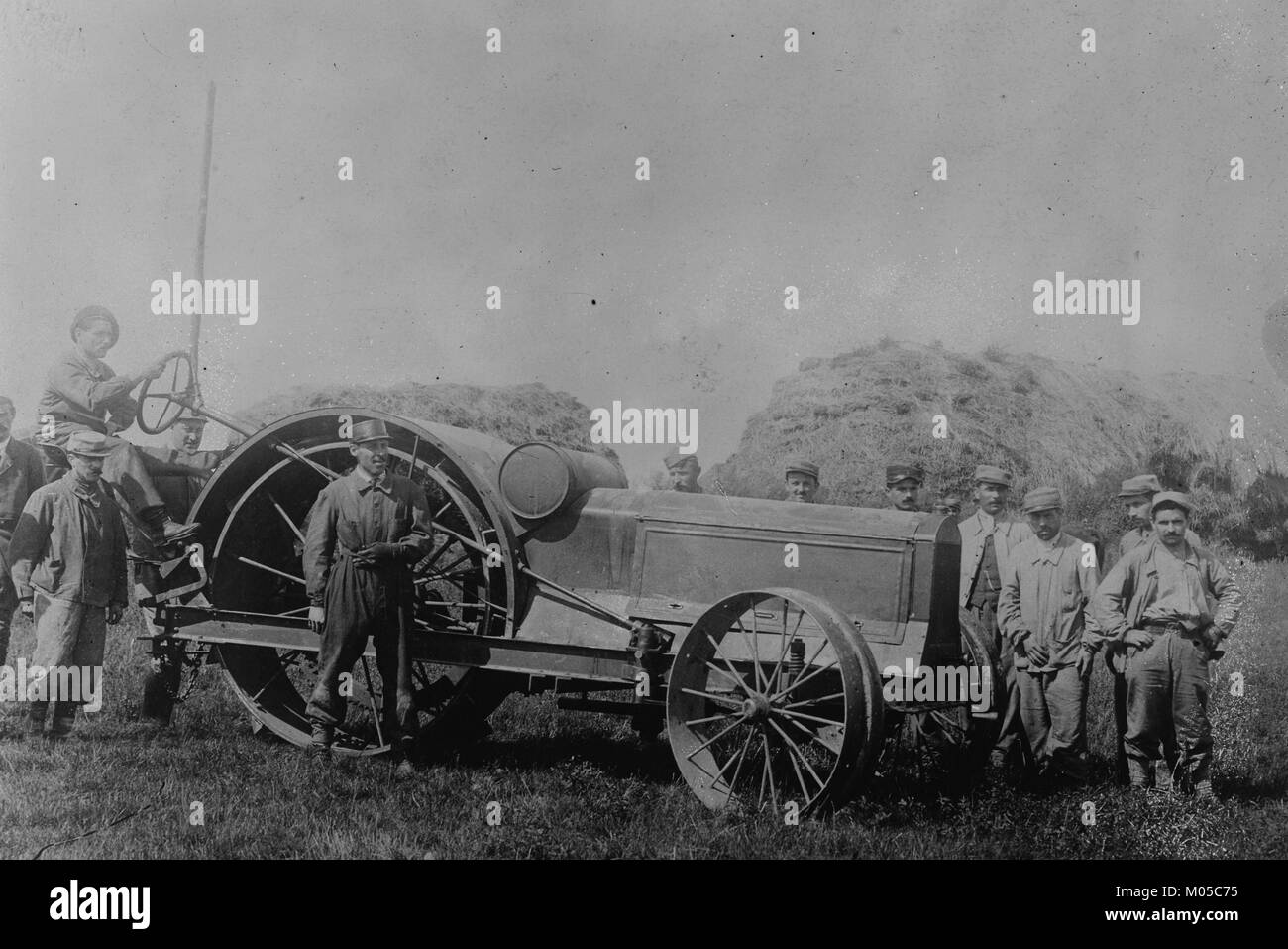 Les anciens combattants blessés de guerre français utiliser un tracteur Banque D'Images