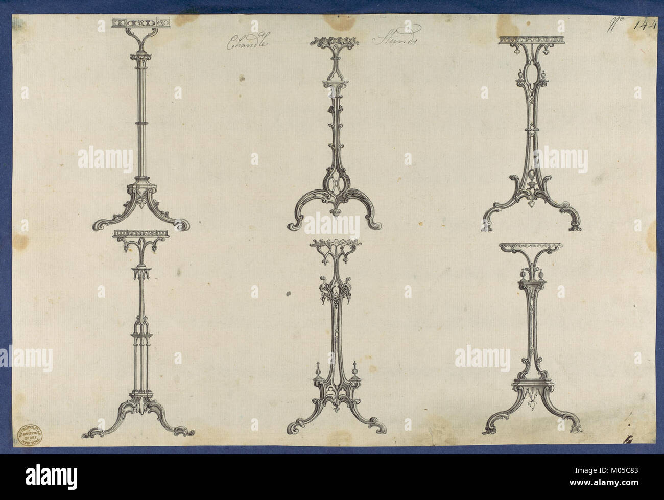 Les porte-bougies, tels que présentés dans le premier volume des dessins de Chippendale, sont présentés dans la collection du Metropolitan Museum of Art. Ces pièces reflètent le style de design du mobilier anglais du XVIIIe siècle. Banque D'Images