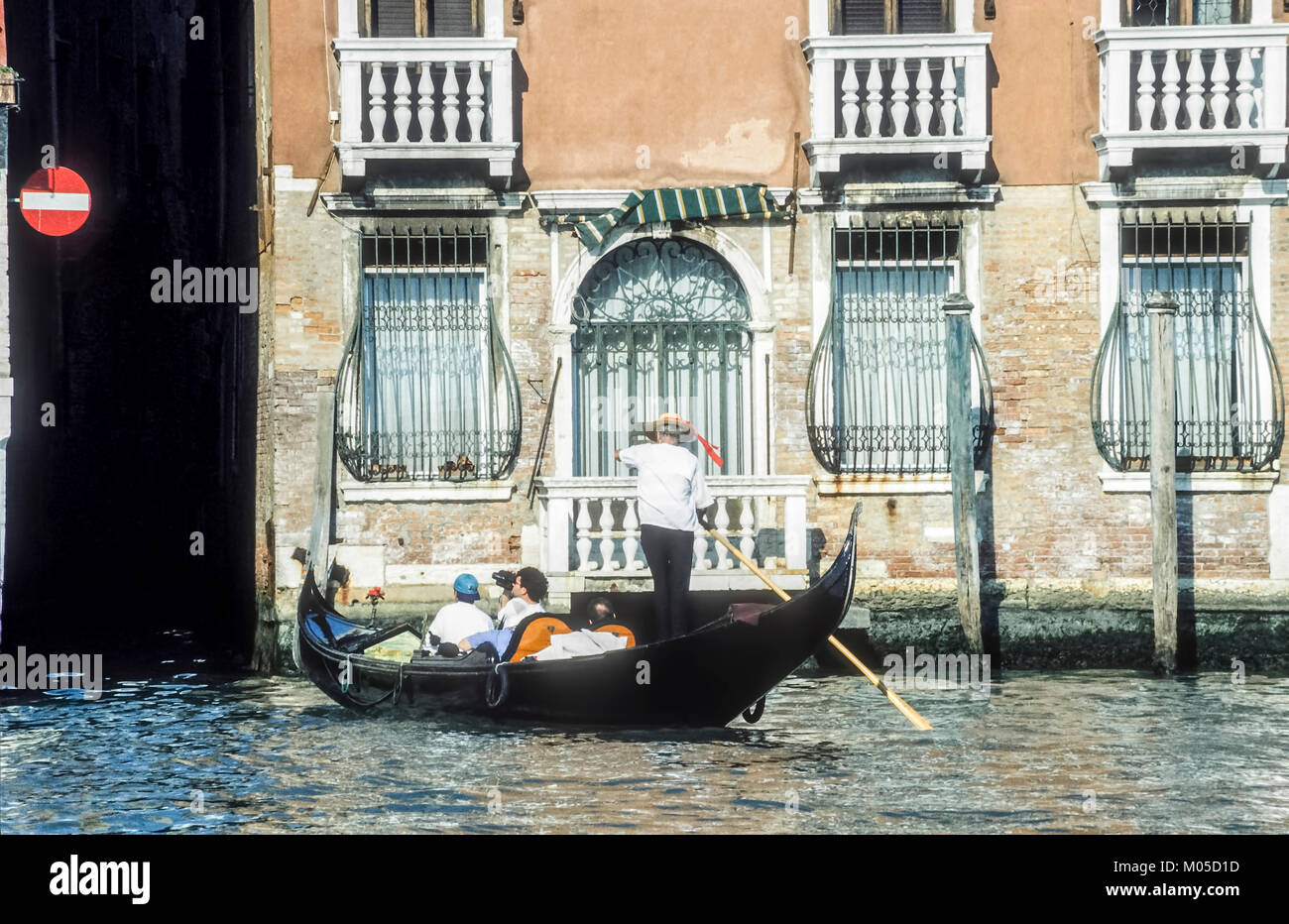 Gondolier transporte les passagers sur Gondila ride le long des canaux de Venise.. Banque D'Images