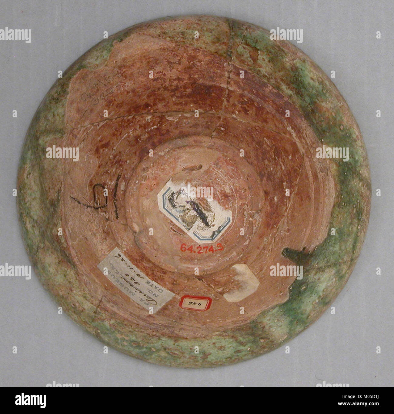 Cet ancien bol du MET représente le roi Zahhak, une figure mythologique de la mythologie persane, avec des serpents dépassant de ses épaules. Le bol offre un aperçu de l'art et des symboles culturels de l'ancienne Perse. Banque D'Images
